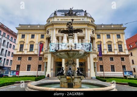 Bratislava, Slovacchia - 21 agosto 2019: vista del teatro nazionale slovacco. L'edificio rinascimentale fu costruito nel 1885-1886 Foto Stock