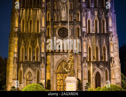 San Giuseppe Cattedrale illuminata di notte con la Vergine Maria statua, Church Street, Hoan Kiem District, Hanoi, Vietnam Asia Foto Stock