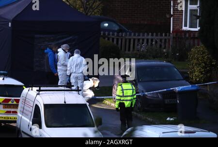 La polizia forensics officer presso una scena in modo nocciola, Crawley, West Sussex, come un uomo è stato arrestato per sospetto di omicidio dopo la morte di due donne al di fuori di una casa in Crawley Down, Sussex polizia ha detto. Foto Stock