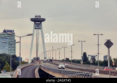 Bratislava, Slovacchia - 22 agosto 2019: SNP nuovo ponte attraverso il fiume Danude antenna vista panoramica a Bratislava. Bratislava è la capitale della Slovacchia. Foto Stock