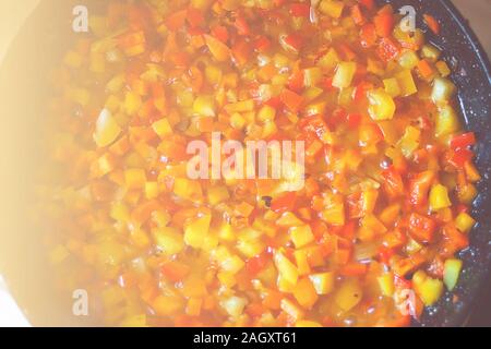 Carote fritte con peperoni sul vecchio pan. Close-up. Foto Stock