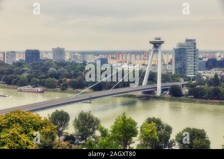 Bratislava, Slovacchia - 22 agosto 2019: SNP nuovo ponte attraverso il fiume Danude antenna vista panoramica a Bratislava. Bratislava è la capitale della Slovacchia. Foto Stock
