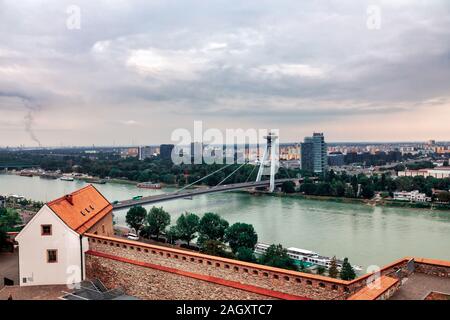 Bratislava, Slovacchia - 22 agosto 2019: SNP nuovo ponte attraverso il fiume Danude antenna vista panoramica a Bratislava. Bratislava è la capitale della Slovacchia. Foto Stock