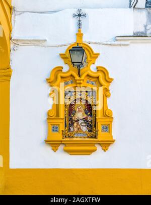 Vergine Maria piccolo santuario per le strade di Siviglia, in Andalusia, Spagna. Giugno-02-2019 Foto Stock