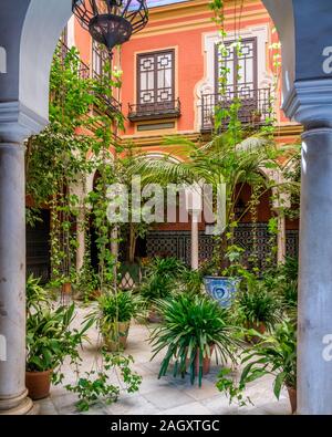 Colorato ed elegante chiostro moresco di Siviglia. Andalusia, Spagna. Giugno-02-2019 Foto Stock