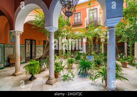 Colorato ed elegante chiostro moresco di Siviglia. Andalusia, Spagna. Giugno-02-2019 Foto Stock