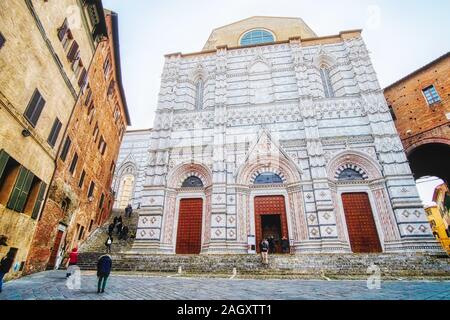 Siena, Italia - 03 Marzo 2019: Battistero di San Giovanni, un imponente monumento della città, visitata da turisti provenienti da tutto il mondo Foto Stock