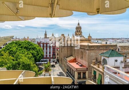 Vista panoramica dalla Metropol Parasol terrazza in un assolato pomeriggio estivo a Siviglia, in Andalusia, Spagna. Foto Stock