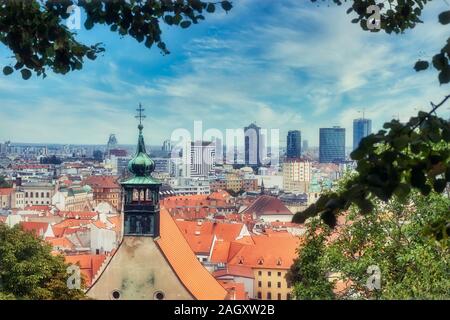 Bratislava, Slovacchia - 22 agosto 2019: vista sulla città di Bratislava con San Martin's Cathedral. Bratislava è la capitale della Slovacchia Foto Stock