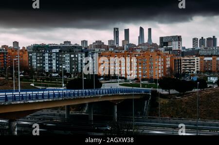 Vista del quartiere Sanchinarro guardando verso il Cuatro Torres quartiere degli affari di Madrid in Spagna. Foto Stock