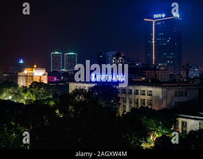 VPNT International Post Office & BIDV edifici illuminata di notte, il Lago Hoan Kiem, Hanoi, Vietnam Asia Foto Stock