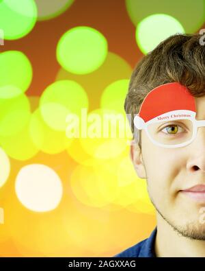 Ritratto di un uomo in bicchieri di Natale. Ritratto di un uomo in bicchieri di Natale. Foto di sorridere da stupidi ragazzo con gli occhiali di natale. Copia spazio per il testo Foto Stock