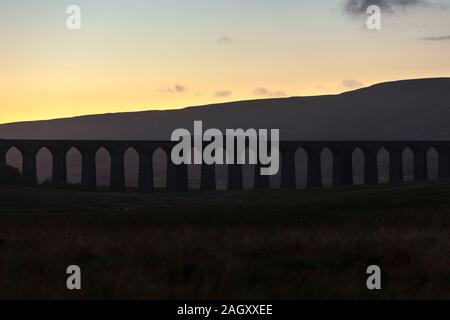 Arriva Nord classe rampa 158 sprinter treno incrocio viadotto Ribblehead sull'accontentarsi di Carlisle linea ferroviaria al tramonto Foto Stock