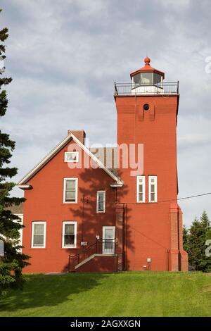 Due porti Lighhouse con DCB-224 aerobeacon luce che brilla una media di 17 miglia nautiche sulla sponda nord del lago Superior, Minnesota. Foto Stock