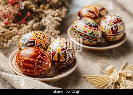 Ucraino uova di Pasqua decorate con la cera-resist tecnica di tintura, tradizionale per i paesi dell'Est europeo Foto Stock