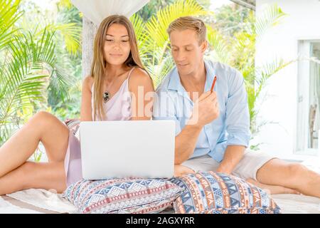Coppia giovane usando un computer portatile Foto Stock