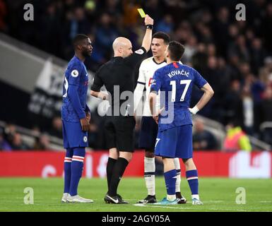 Arbitro Anthony Taylor mostra del Chelsea Mateo Kovacic (destra) e Tottenham Hotspur's dele Alli un cartellino giallo durante la Premier League a Tottenham Hotspur Stadium, Londra. Foto Stock