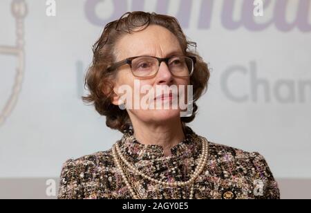 Bremen, Germania. 22 Dic, 2019. Elvira Noa, presidentessa della comunità ebraica di Brema, prende parte alla celebrazione Hanukkah nel Jewish Community Center in occasione del 'International superstiti notte' del popolo ebraico rivendicazioni da conferenza. La cerimonia in onore dei sopravvissuti all Olocausto avrà luogo anche a Monaco di Baviera, New York, Mosca, Parigi e Gerusalemme. Credito: Jörg Sarbach/dpa/Alamy Live News Foto Stock