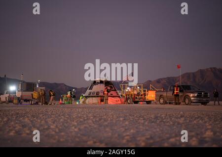 Nuovo Messico, Stati Uniti d'America. 22 Dic, 2019. La Boeing, NASA, E DEGLI STATI UNITI Esercito personale a lavorare intorno al Boeing CST-100 Starliner navicelle dopo essere sbarcati in White Sands, New Mexico, il 22 dicembre 2019. L'atterraggio completa un breve volo orbitale di prova per la società che ancora incontra diversi gli obiettivi della missione per la NASA commerciale del programma dell'equipaggio. Il veicolo spaziale Starliner lanciato su un regno lancio Alleanza Atlas V rocket a 6:36 a.m. il venti dicembre from Space Launch Complex 41 alla Cape Canaveral Air Force Station in Florida. Credito: UPI/Alamy Live News Foto Stock
