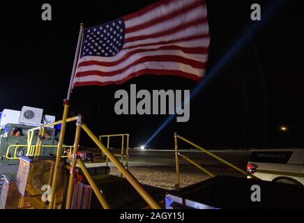 Nuovo Messico, Stati Uniti d'America. 22 Dic, 2019. La Boeing, NASA, E DEGLI STATI UNITI Il personale dell'esercito a prepararsi per la Boeing CST-100 Starliner navicella spaziale di atterraggio in White Sands, New Mexico, il 22 dicembre 2019. L'atterraggio dovranno completare un breve volo orbitale di prova per la società che ancora incontra diversi gli obiettivi della missione per la NASA commerciale del programma dell'equipaggio. Il veicolo spaziale Starliner lanciato su un regno lancio Alleanza Atlas V rocket a 6:36 a.m. il venti dicembre from Space Launch Complex 41 alla Cape Canaveral Air Force Station in Florida. Credito: UPI/Alamy Live News Foto Stock