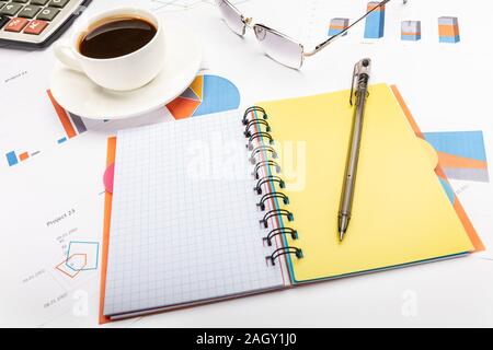 Blocco note con una penna, caffè e carte concetto aziendale Foto Stock