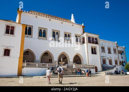 SINTRA, Portogallo - Maggio 2018: i turisti in visita al Palazzo Nazionale di Sintra anche chiamato Palazzo Comunale Foto Stock