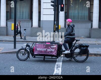 Ciclo di Londra sul corriere mi pedale di bicicletta con investire ora Crowdcube segno su un annuncio sul lato di carico bike Foto Stock