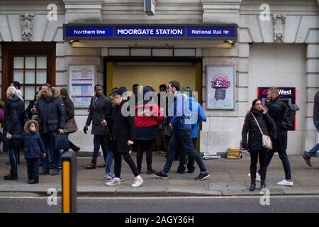 Moorgate station durante la mattina ora di punta con il time-out time out distributore caricatore Foto Stock