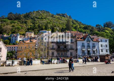 SINTRA, Portogallo - Maggio 2018: i turisti e i locali a belle strade di Sintra in una soleggiata inizio giornata di primavera Foto Stock