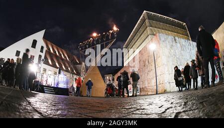 Monaco di Baviera, Germania. 22 Dic, 2019. La prima Hanukkah candela brucia in un memoriale internazionale di servizio per sopravvissuti all Olocausto nel centro ebraico di Monaco di Baviera. Le cerimonie ufficiali con le luci delle candele della Menorah svolgerà in New York, Monaco di Baviera e di Mosca, come pure del 23 dicembre scorso a Parigi e presso il Muro del Pianto a Gerusalemme in Israele. Credito: Angelika Warmuth/dpa/Alamy Live News Foto Stock