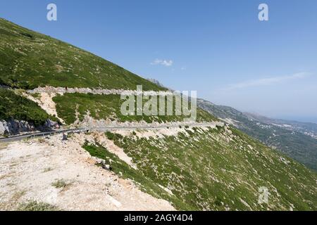 Strada che conduce fino al Passo Llogara in Albanese Foto Stock