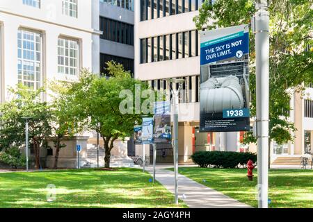 CAMBRIDGE, MA/STATI UNITI D'America - 29 settembre 2019: la passerella e banner sul campus del Massachusetts Institute of Technology. Foto Stock