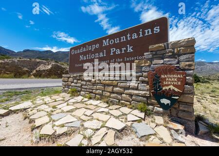 Distesa di sale, TX / STATI UNITI D'America - 9 Luglio 2019: Parco Nazionale delle Montagne Guadalupe segno nella distesa di sale, TX, con spazio di copia Foto Stock