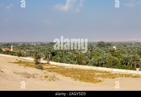 Vista panoramica dalla necropoli di Saqqara oltre il deserto del Sahara verso lo skyline del moderno il Cairo, Egitto 2 Foto Stock