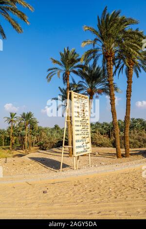 Segno bordo presso l'entrata a Saqqara necropoli site nei pressi di Mwmphis, al di fuori de Il Cairo, Egitto elencando le tombe e altre attrazioni Foto Stock