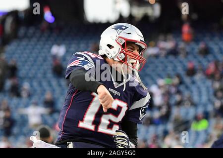 Foxborough, Massachusetts, STATI UNITI D'AMERICA. Xxi Dec, 2019. New England Patriots quarterback Tom Brady (12) pompe fino alla folla durante warmups prima della NFL partita di calcio tra le fatture della Buffalo e il New England Patriots al Gillette Stadium di Foxborough, Massachusetts. Eric Canha/CSM/Alamy Live News Foto Stock