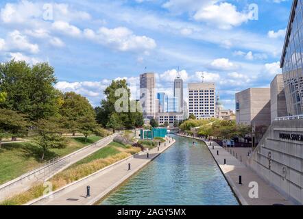 Lo skyline del centro cittadino e e canal a piedi dal quartiere del canale, Indianapolis, Indiana, Stati Uniti d'America. Il museo dello stato dell'Indiana è a destra. Foto Stock