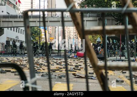 HongKong - Novembre 2019: Polizia sulla strada bloccata / via barricata durante il 2019 HongKong proteste, una serie di manifestazioni a Hongkong Foto Stock