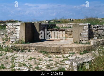 Spagna Aragona, provincia di Teruel. Rovine dell'antico villaggio iberico di Cabezo de Alcala, nei pressi del villaggio di Azaila. Questo insediamento vissuto tre successive occupazioni. I primi coloni provenivano da Europa centrale (VII secolo a.c. - 218 a.C.), seguita dagli iberi e poi dai Romani, nel periodo che va dal 218 a.c. al 72 BC, prima della sua ultima occupazione, rispetto alla precedente rimane. Fu distrutto tra il 76 e il 72 a.c. durante le battaglie Sertorian. Foto Stock