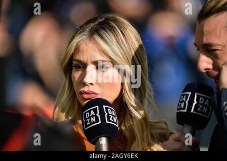 Bergamo, Italia. 22 Dic, 2019. Diletta Leotta di DAZN durante la Serie A match tra Atalanta e Milan allo Stadio Azzurri d'Italia, Bergamo, Italia il 22 dicembre 2019. Foto di Mattia Ozbot. Solo uso editoriale, è richiesta una licenza per uso commerciale. Nessun uso in scommesse, giochi o un singolo giocatore/club/league pubblicazioni. Credit: UK Sports Pics Ltd/Alamy Live News Foto Stock