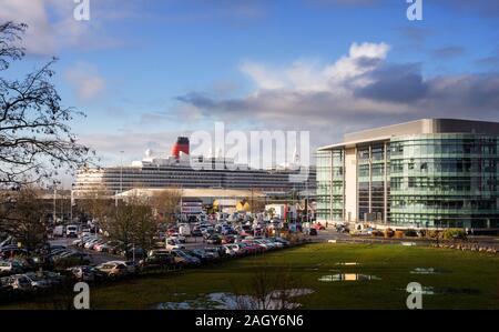 La sede centrale di Southampton crociera della compagnia di navigazione Carnival UK, proprietari di Cunard e P & O, con la nave da crociera MS Queen Victoria in background. Foto Stock