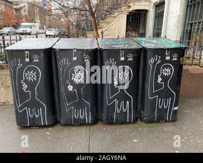 Decorate bidoni della spazzatura al di fuori di un edificio di appartamenti in Park Slope quartiere di Brooklyn, New York. Foto Stock