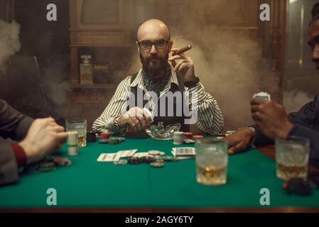 Barbuto giocatore di poker con sigaro, casinò Foto Stock