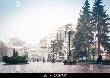Park Alley con luci di strada di fronte al Palazzo Mariinsky e della Verkhovna Rada, il Consiglio Supremo di ucraina di Kiev Foto Stock