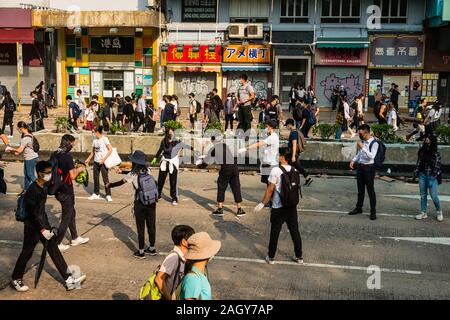 HongKong - Novembre 2019: catena umana dei giovani contestatori / sulla dimostrazione / tumulto durante il 2019 Anti-Government / Pro-Democracy proteste, una serie di manifestazioni a Hongkong Foto Stock