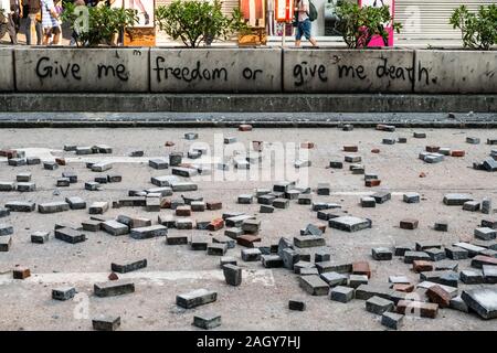 HongKong - Novembre 2019: bloccata su strada e graffiti la lettura "datemi la libertà o mi danno la morte' durante il 2019 HongKong proteste Foto Stock