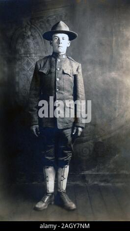 A piena lunghezza corpo fotografia di un soldato americano nella sua uniforme da Guerra Mondiale 1, circa 1917. Foto Stock
