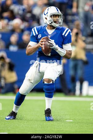 Indianapolis, Indiana, Stati Uniti d'America. 22 Dic, 2019. Indianapolis Colts quarterback Jacoby Brissett (7) passa la palla durante la NFL Football azione di gioco tra il Carolina Panthers e Indianapolis Colts a Lucas Oil Stadium di Indianapolis, Indiana. John Mersits/CSM/Alamy Live News Foto Stock