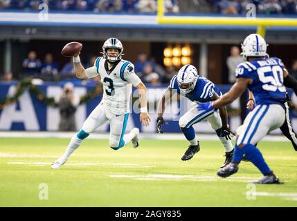 Indianapolis, Indiana, Stati Uniti d'America. 22 Dic, 2019. Carolina Panthers quarterback sarà GrierÊ (3) codifica da tasca durante la NFL Football azione di gioco tra il Carolina Panthers e Indianapolis Colts a Lucas Oil Stadium di Indianapolis, Indiana. John Mersits/CSM/Alamy Live News Foto Stock