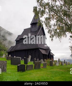 Chiesa di Urnes è un 12esimo secolo doga chiesa di Urnes, lungo il Lustrafjorden nel comune di lucentezza in Sogn og Fjordane county, Norvegia. Foto Stock